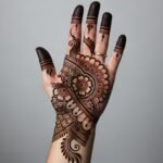 28 Stunning Henna-Style Hand Tattoo Ideas That Look Traditional